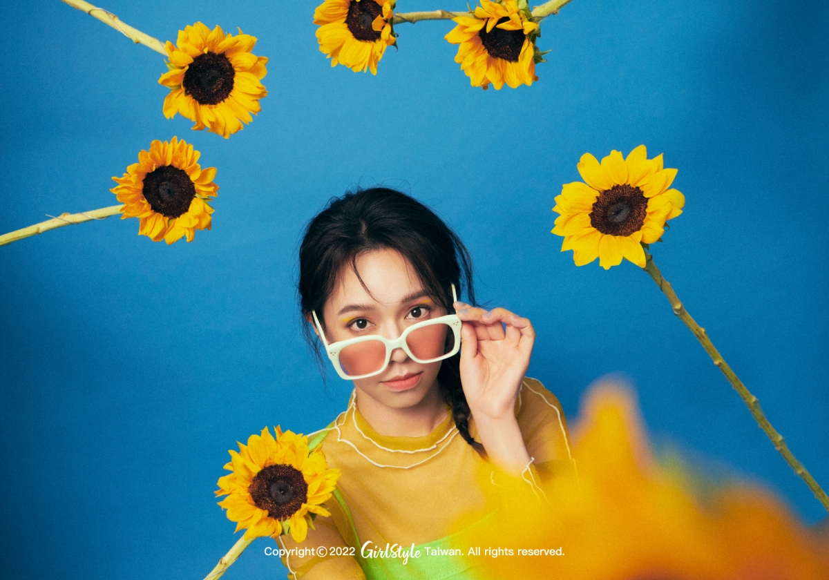 夏于喬穿著 MSGM 亮綠色細肩背心、印花鉛筆裙，配上 GENTLE MONSTER 薄荷綠粗框墨鏡。