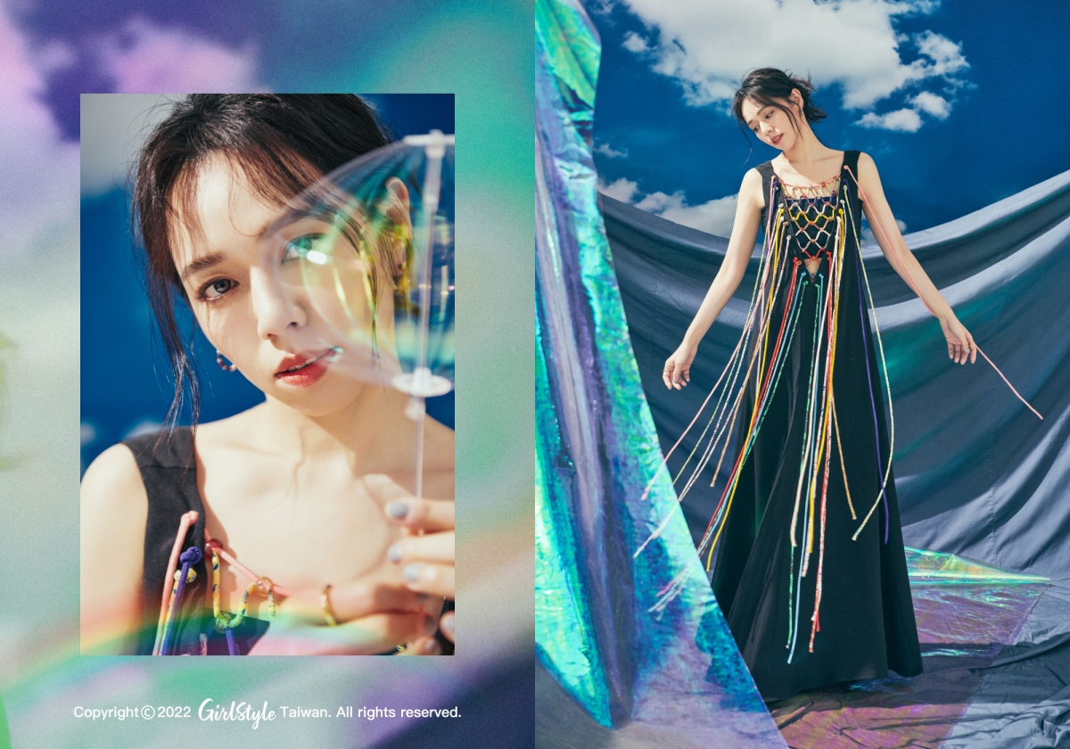 夏于喬穿著 Chloé 彩色流蘇洋裝、Ferragamo 鮮紅編織穆勒鞋，搭配 APM MONACO 戒指與耳環。