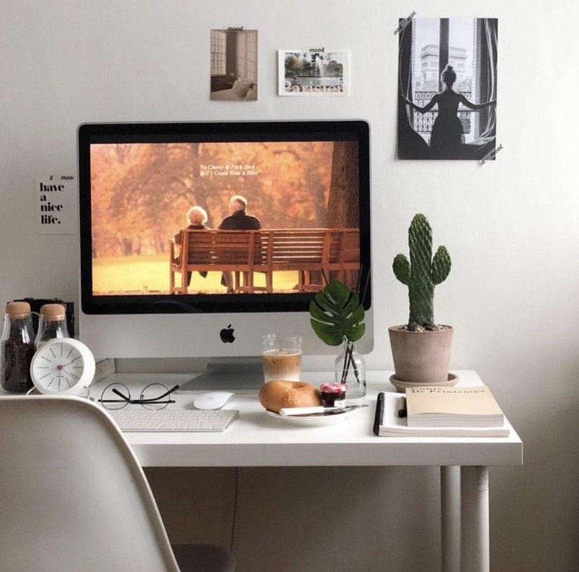 辦公桌也是純白的