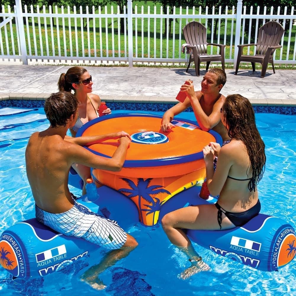 新奇的水上漂浮桌可以與朋友一同同樂