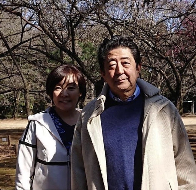 安倍晉三與老婆的散步合照