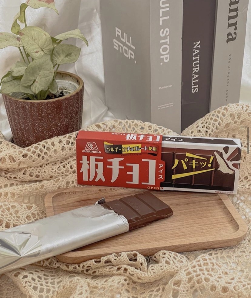 板狀巧克力冰外型像普通的巧克力，但裡面卻是冰淇淋