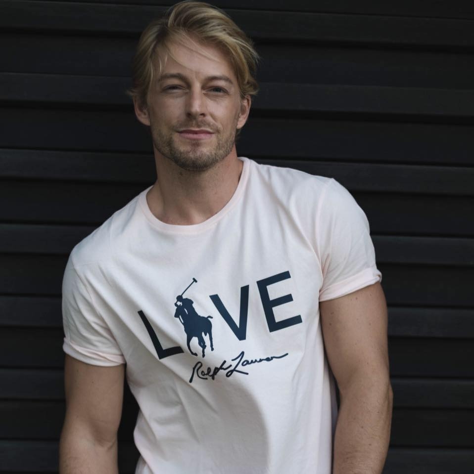 法國男星法比歐是現今知名模特兒、演員與節目主持人