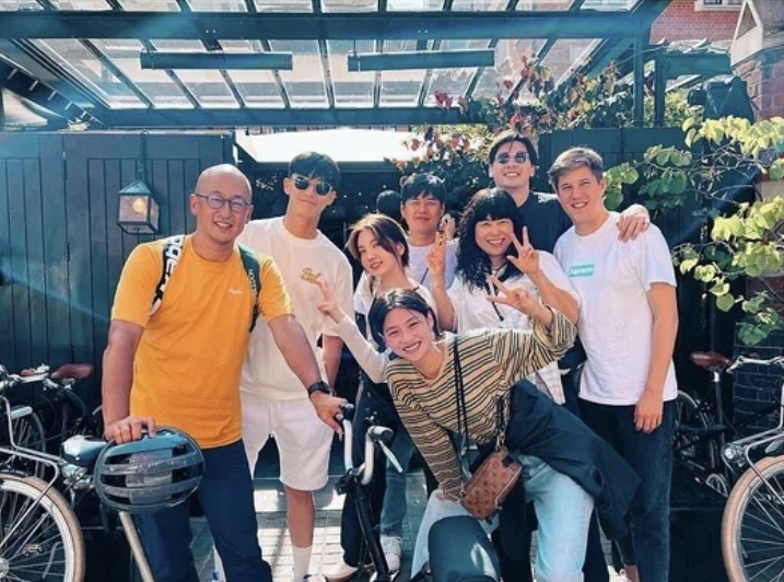 朴敘俊在英國與朋友合照