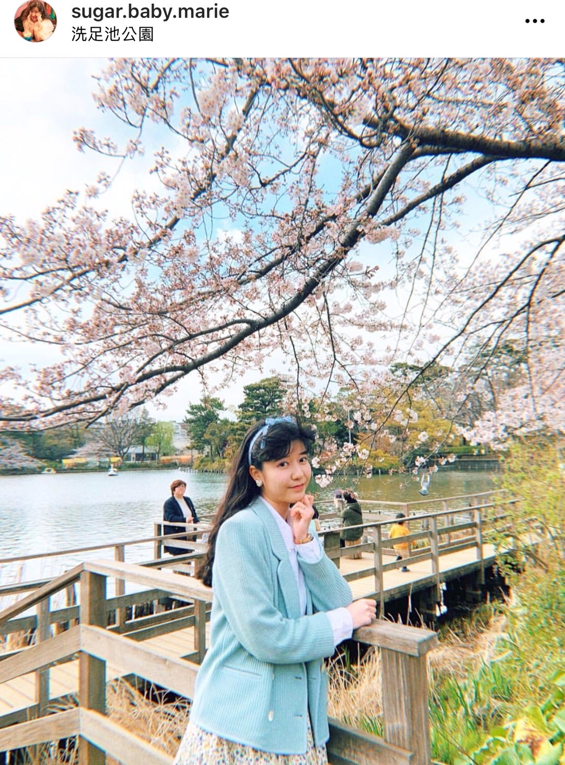 麻里在拍IG美照中,於人群中風格超顯目