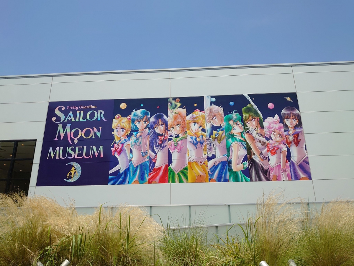 展覽館場外的巨型海報