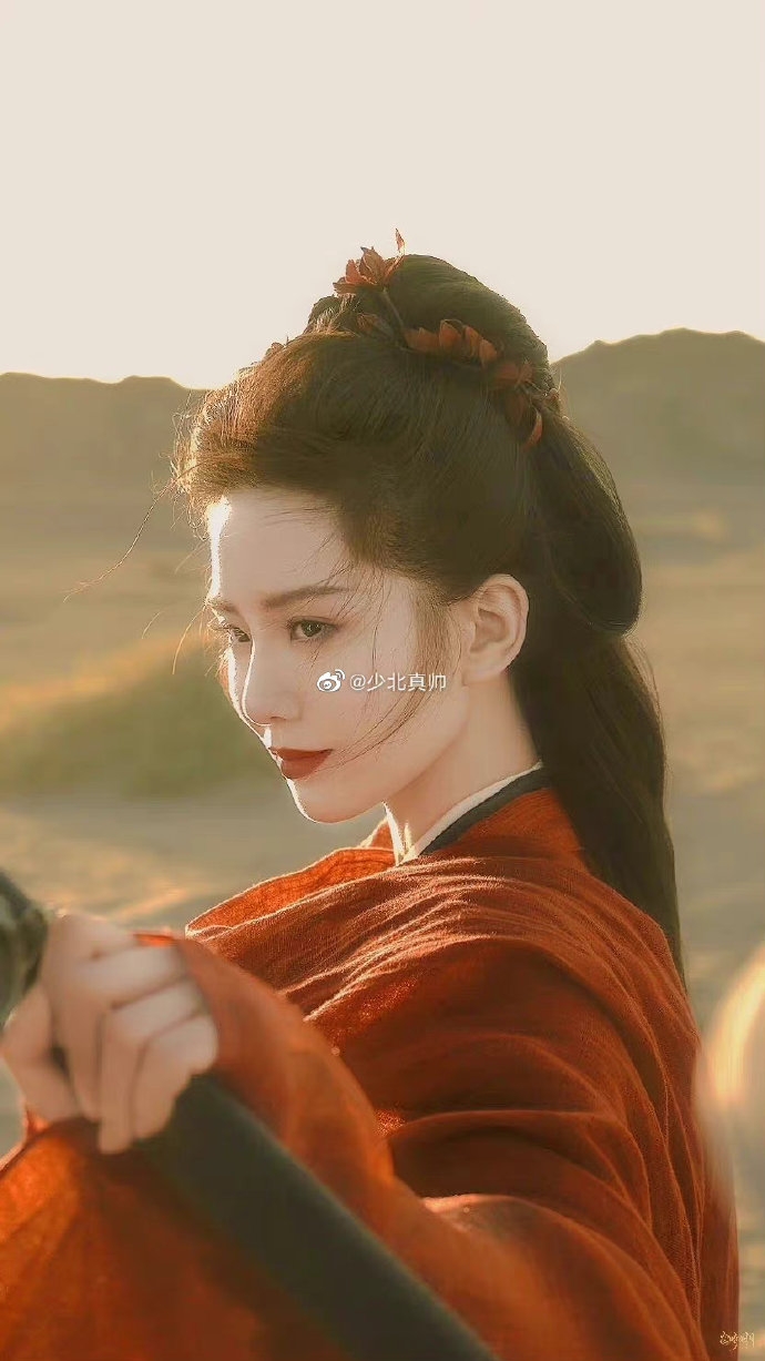 劉詩詩紅衣、紅唇相得益彰