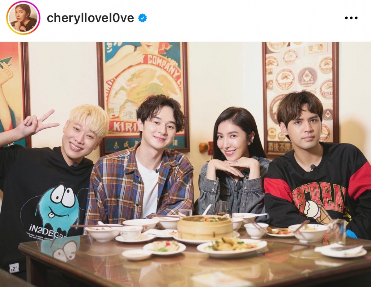 跟小15歲的張軒睿合照