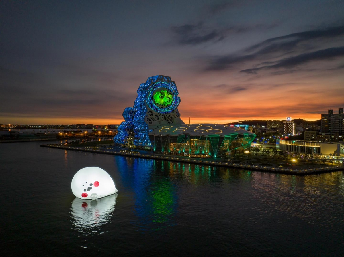 夜晚的高雄灣有亮點