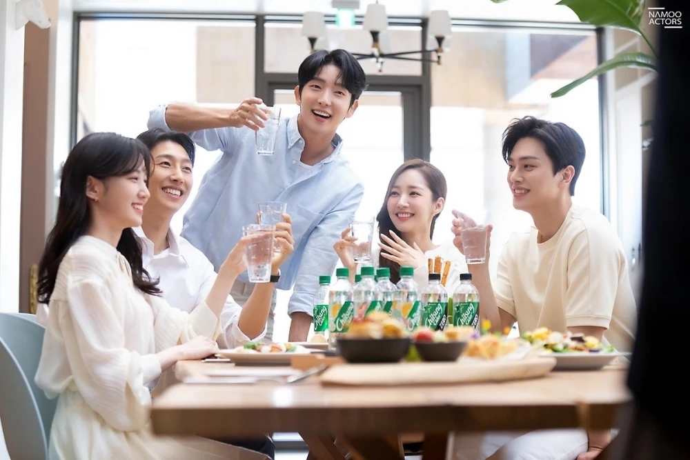 經紀公司公開廣告拍攝的花絮照