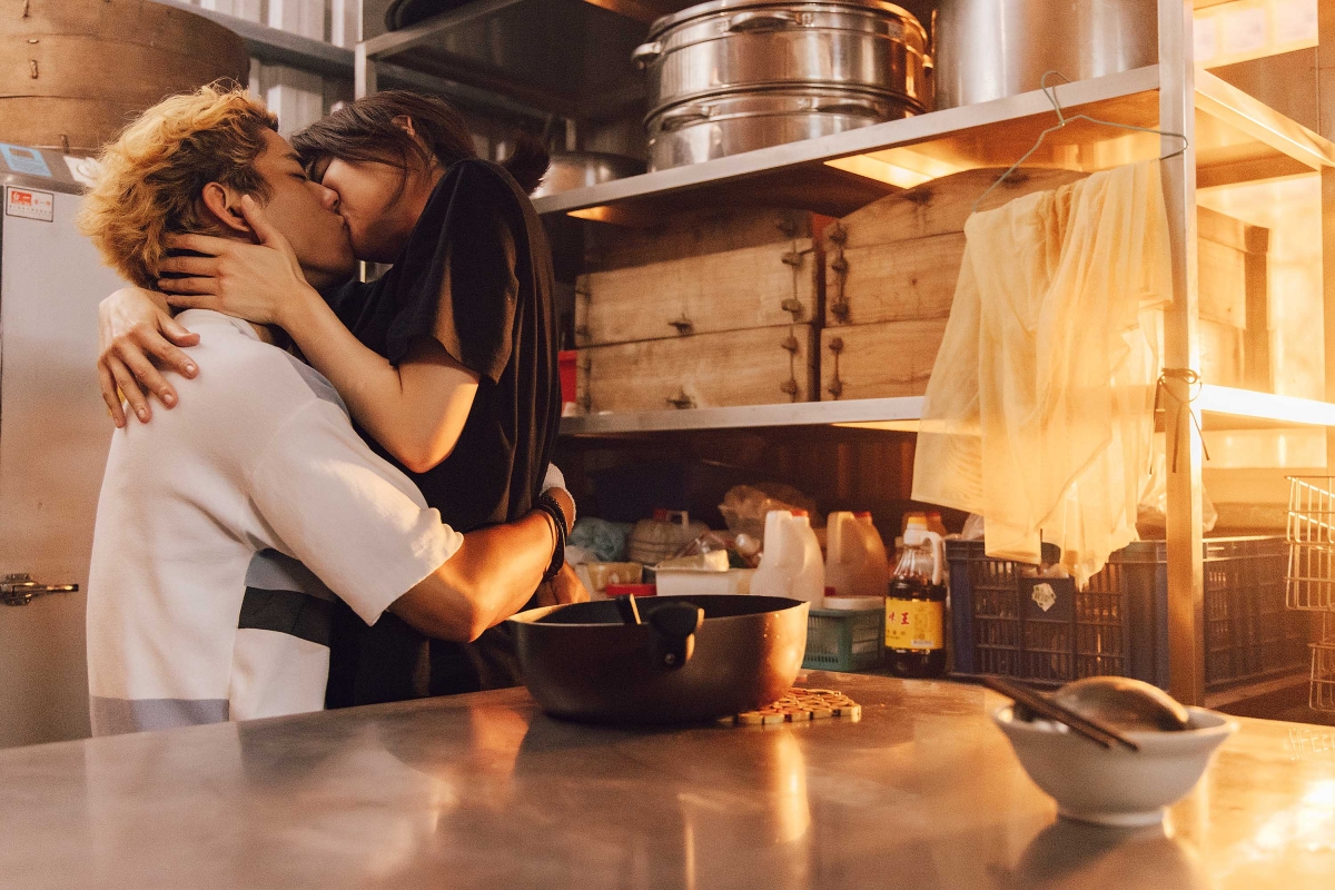 《村裡來了個暴走女外科》蔡淑臻、朱軒洋在廚房的泡麵之吻（圖／公共電視提供）