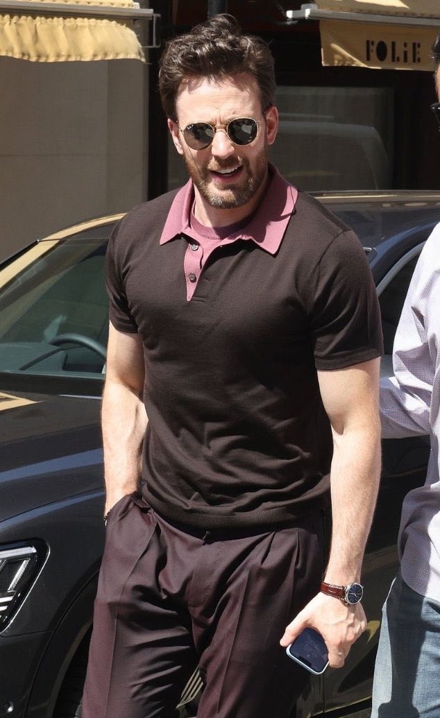 克里斯伊凡拿著他很重的新iPhone 12