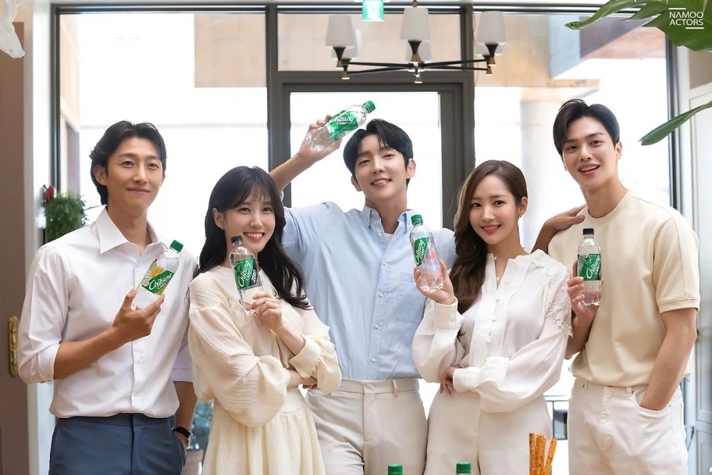 經紀公司公開廣告拍攝的花絮照