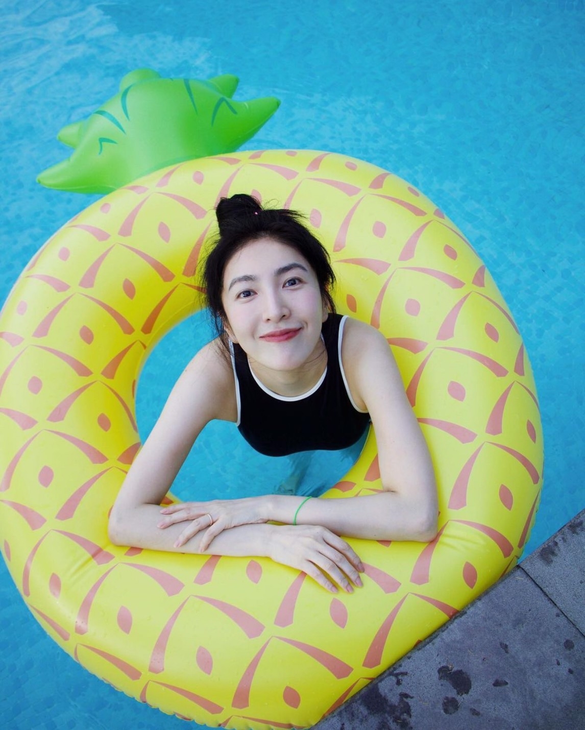 楊謹華跟老公戲水