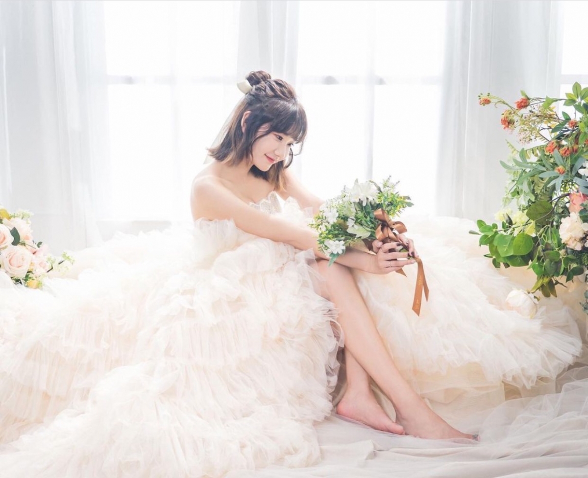 愛莉莎莎穿婚紗