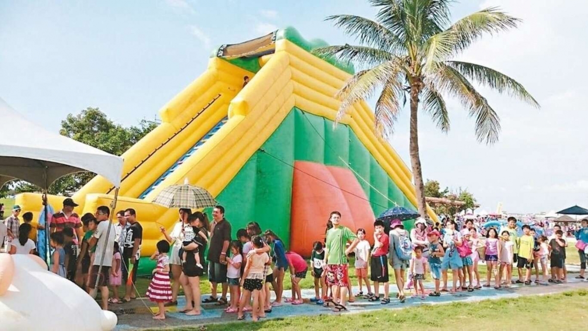 長達65米長的城市滑水道打造旗津遊樂園。