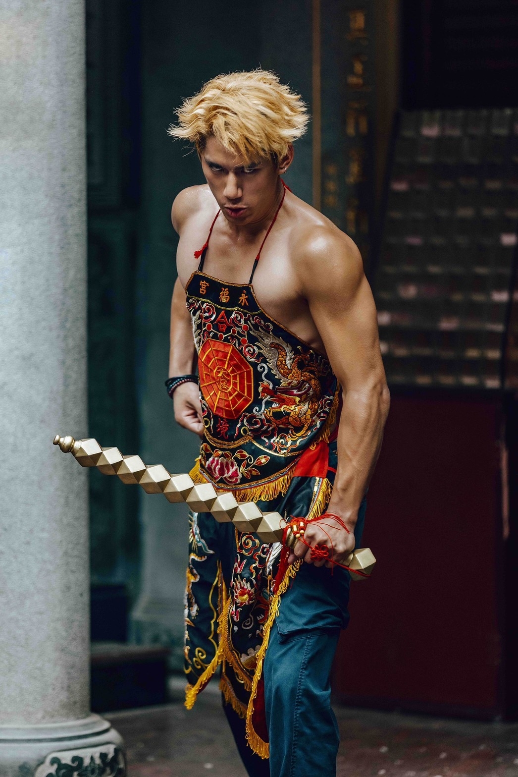 《村裡來了個暴走女外科》朱軒洋身穿肚兜、手拿法器，完美揣摩乩童角色