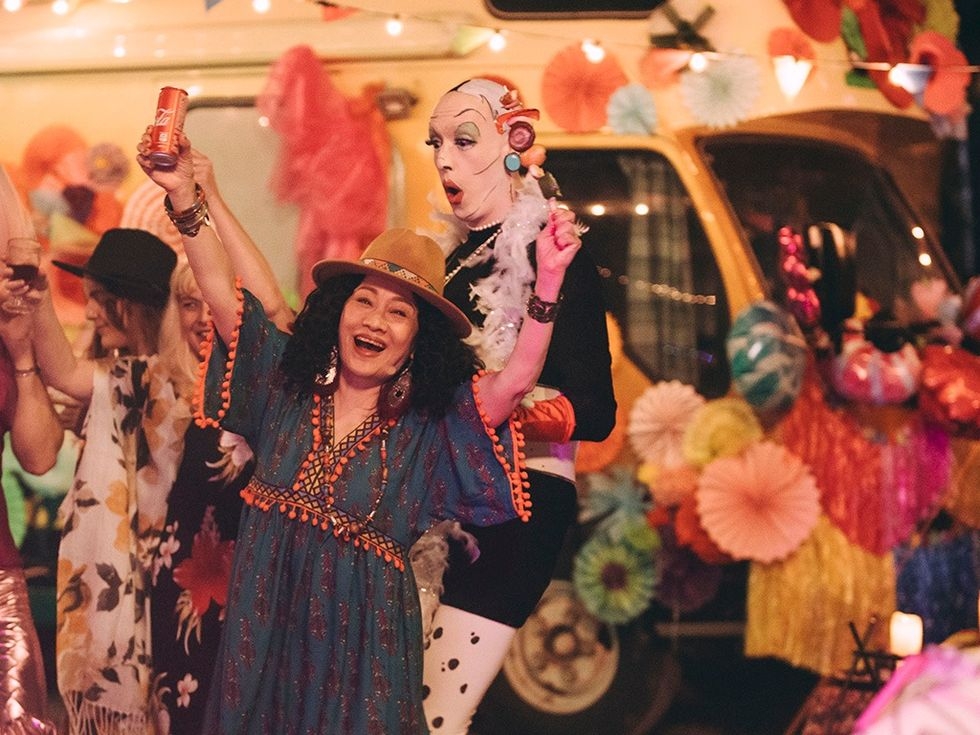 比莉飾演出一名保持年輕心態的媽媽