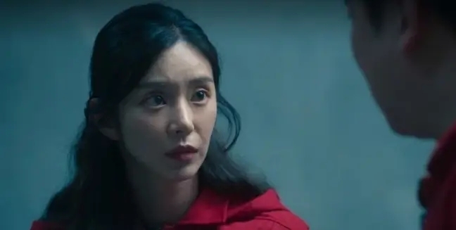 李主儐在韓版《紙房子》中飾演造幣廠員工「尹尾善」