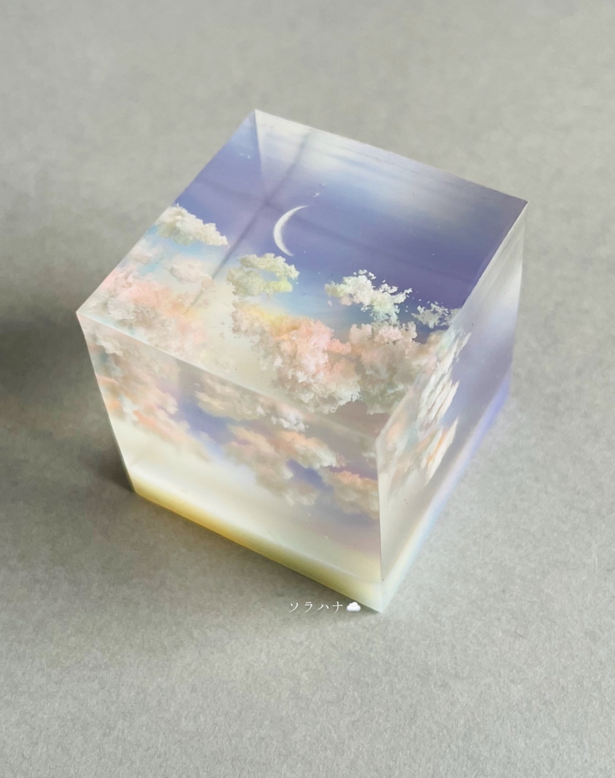 美麗的月亮與雲朵