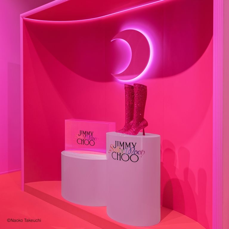 鑲有將近兩萬顆水鑽的水晶靴堪稱藝術品