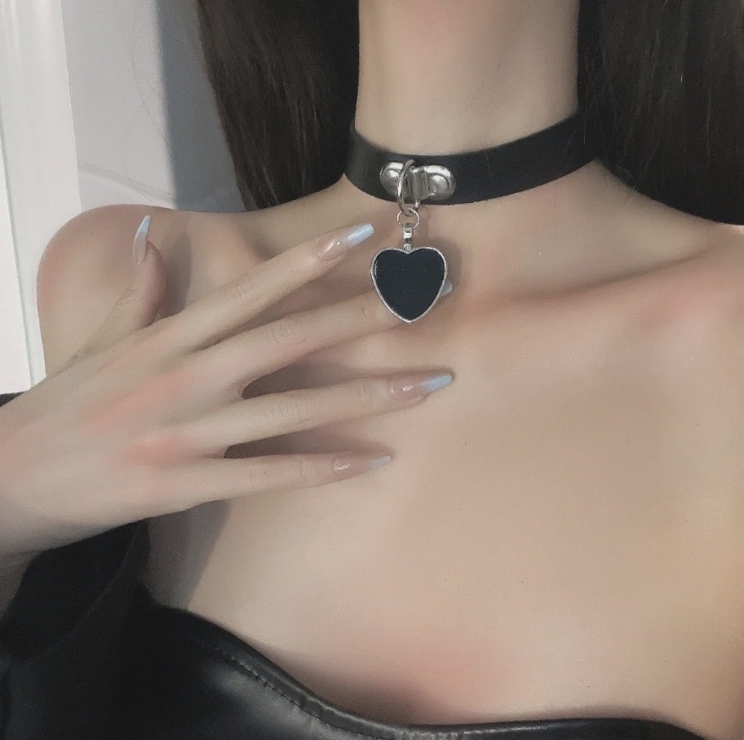 頸鍊常常被用來搭配暗黑風格服飾