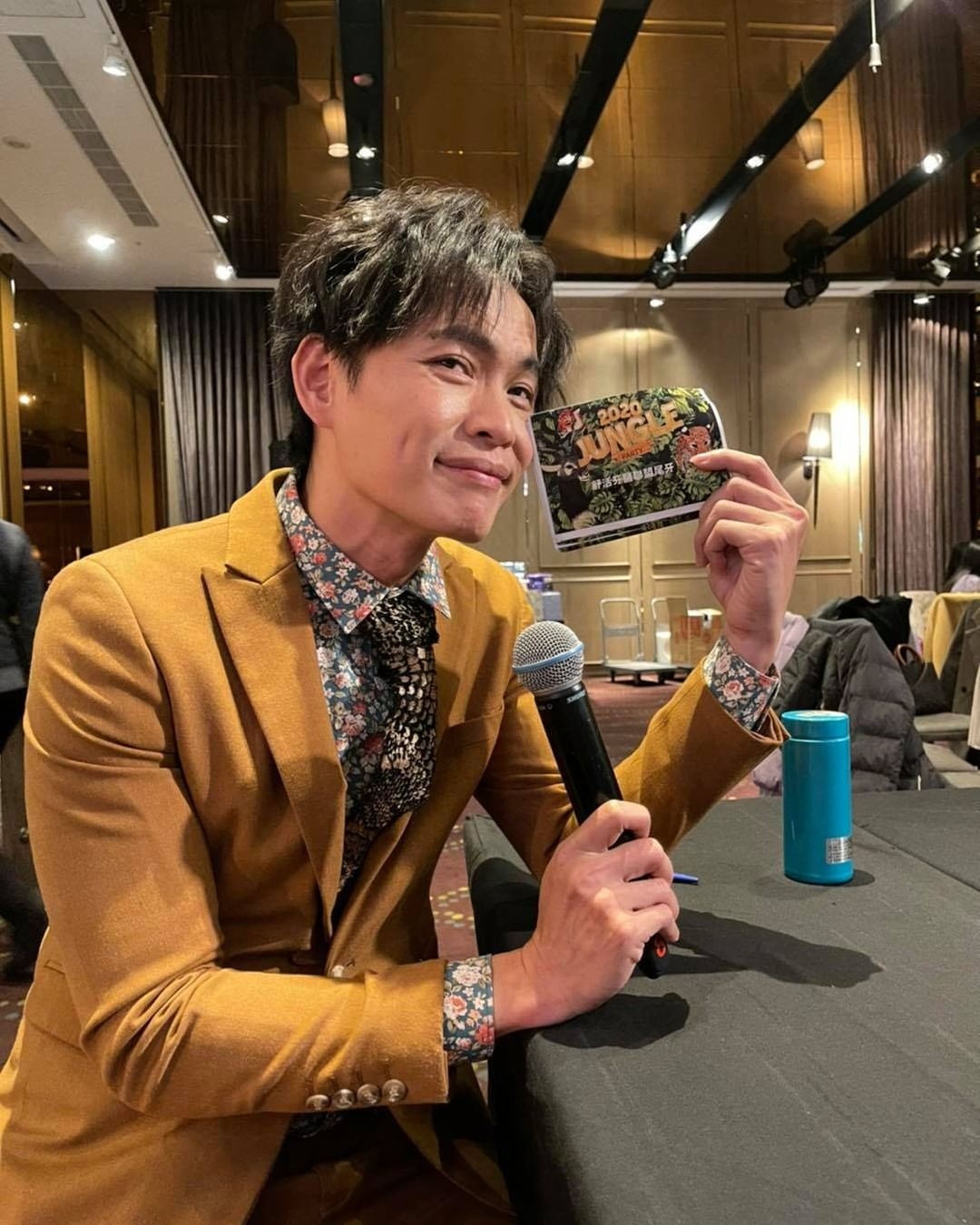 黃鐙輝衣服靠贊助