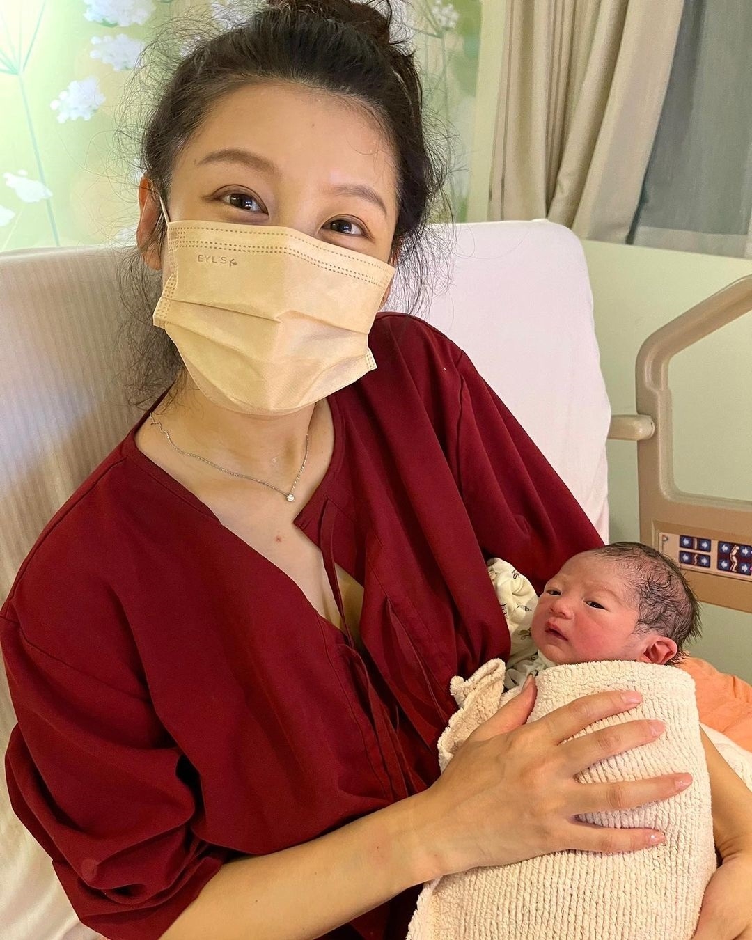 月初生下兒子「Liam」