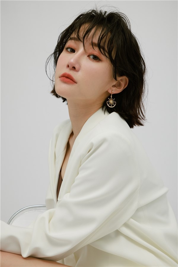 ANIREK高級感墊肩西裝外套，NT$1,680