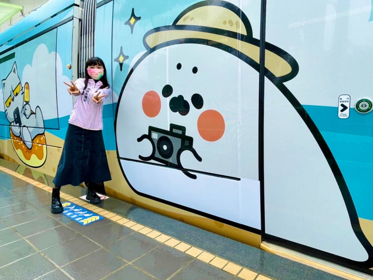 「聊療號」是六位高雄的貼圖創作者結合輕軌車廂