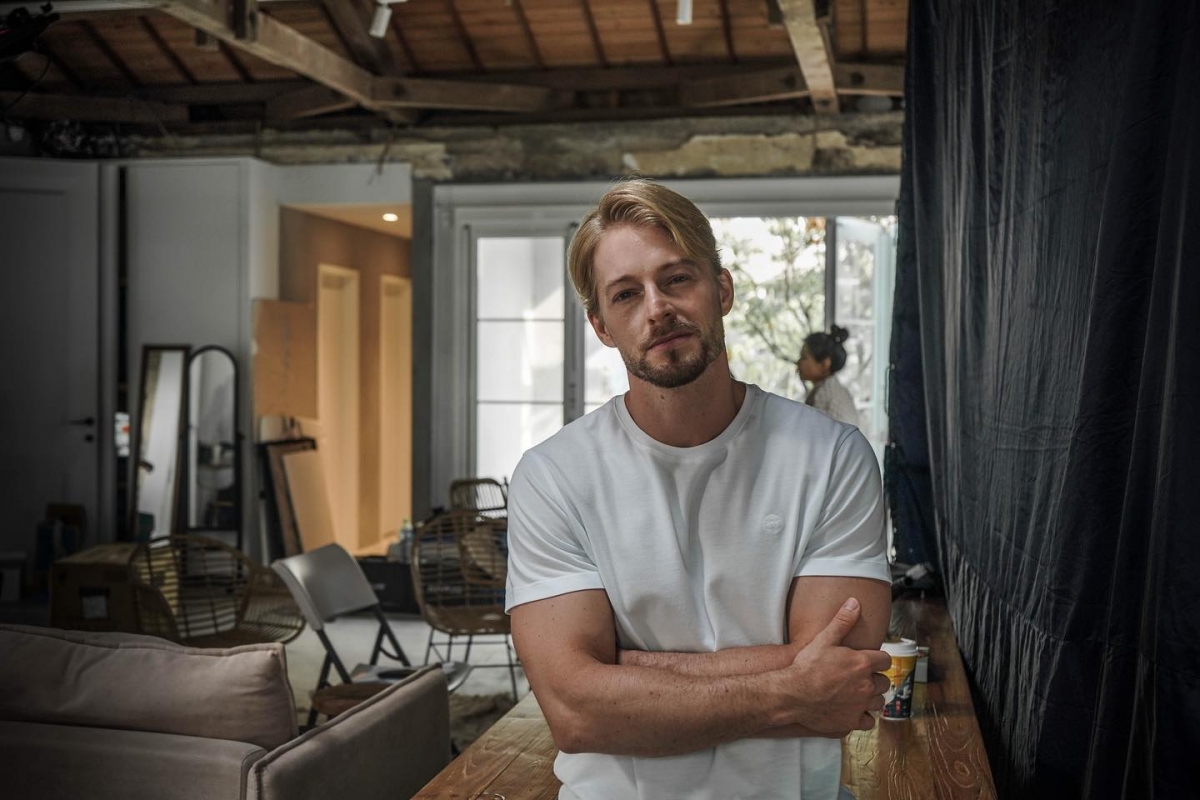 法國男星法比歐是現今知名模特兒、演員與節目主持人