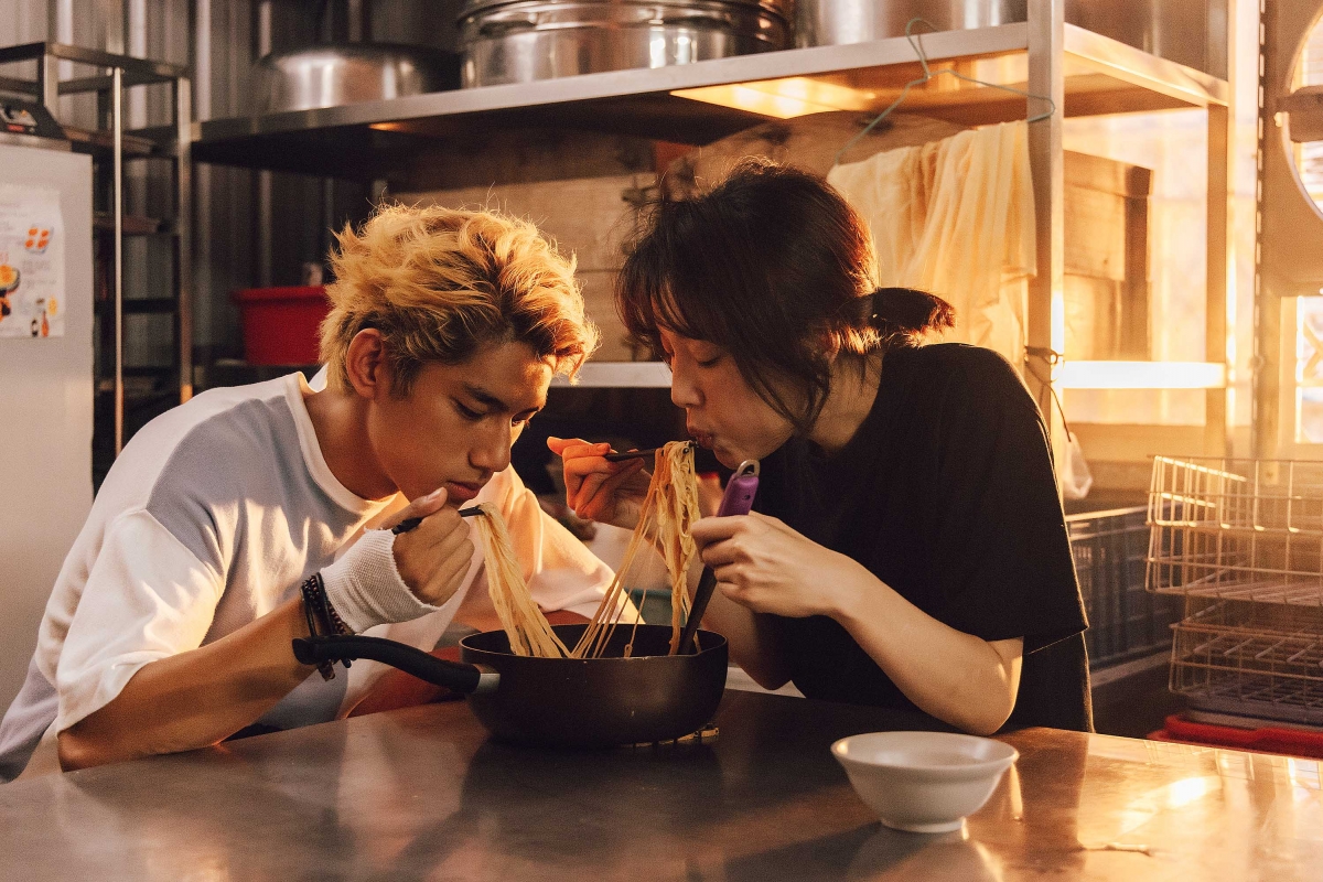 《村裡來了個暴走女外科》蔡淑臻、朱軒洋甜蜜共吃一碗泡麵（圖／公共電視提供）