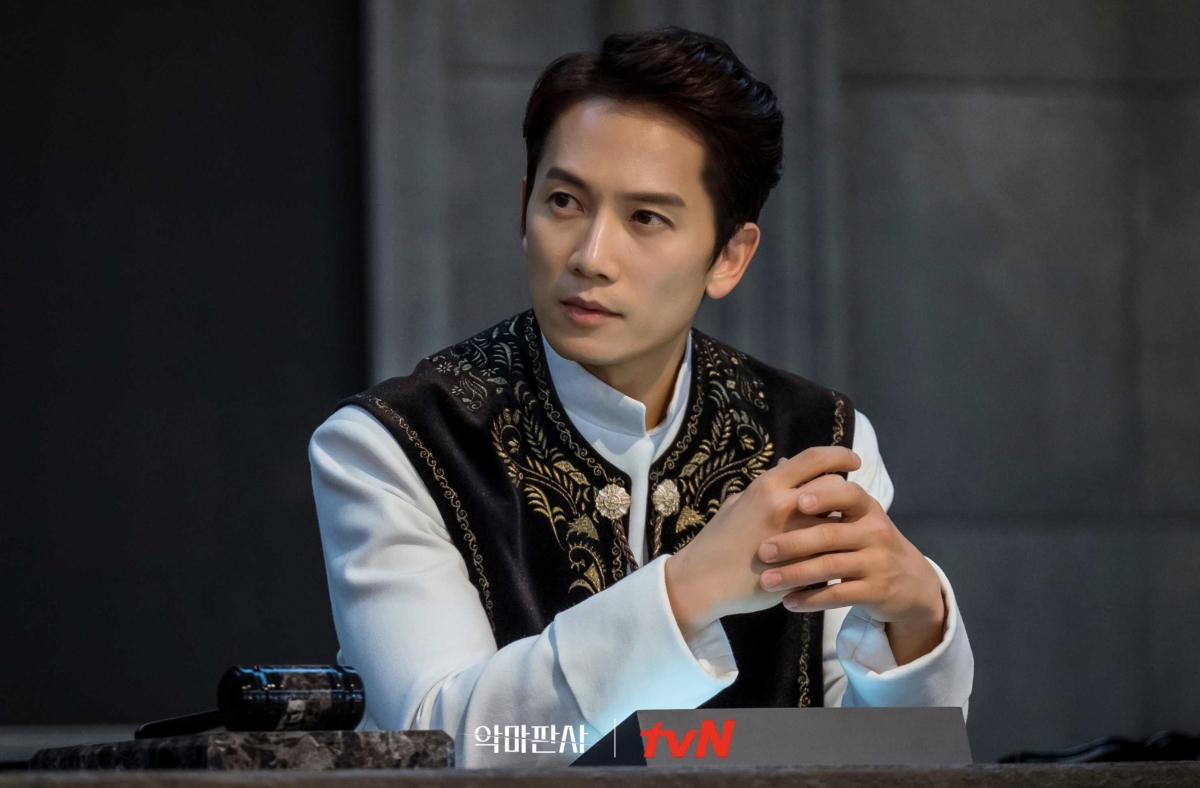 《adamas》是一部由池晟一人分飾二角，出演雙胞胎