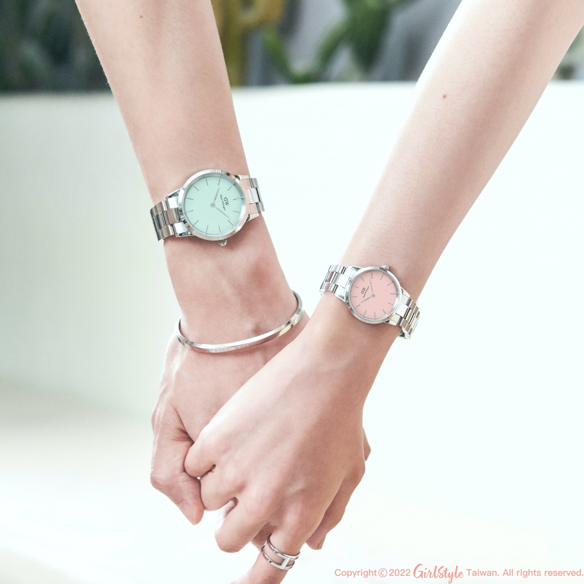 左:Iconic Link Mint 36mm/Classic Bracelet Silver 右:Iconic Link Blush 28mm/Elan Dual Ring Silver
