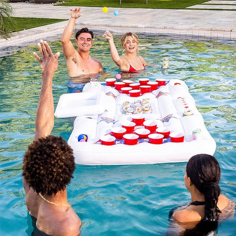 充氣杯洞桌讓泳池多了許多新玩法