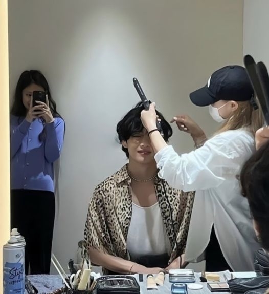 V、Jennie待機室合照