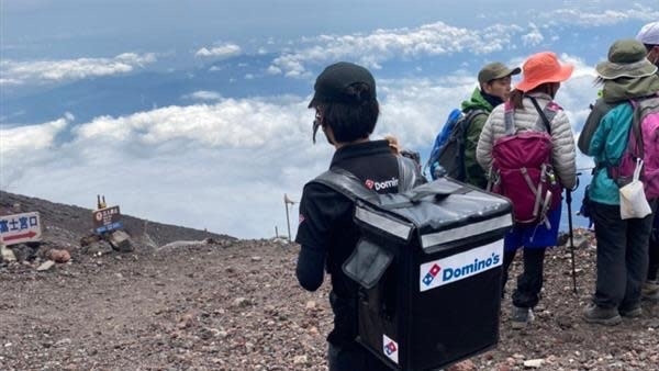 日本網友驚見外送員出現在富士山