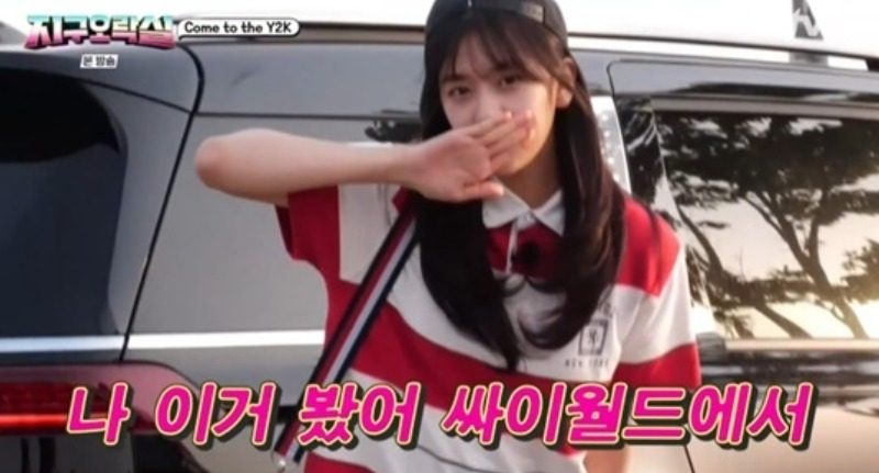 反手摀嘴拍照POSE