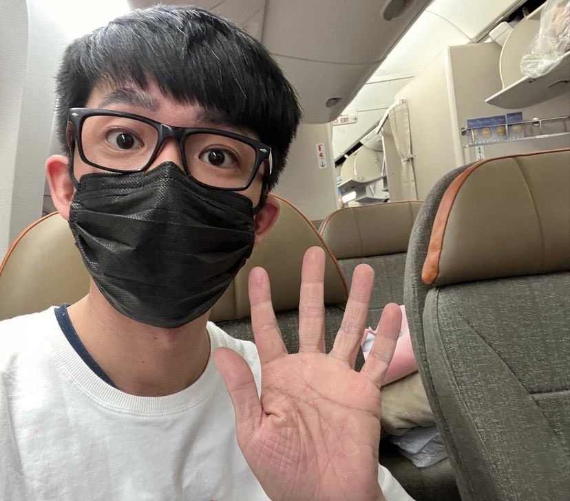 阿滴搭飛機前往美國尋妹