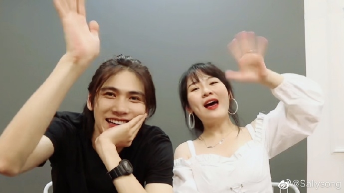 兩人時常拍攝情侶日常