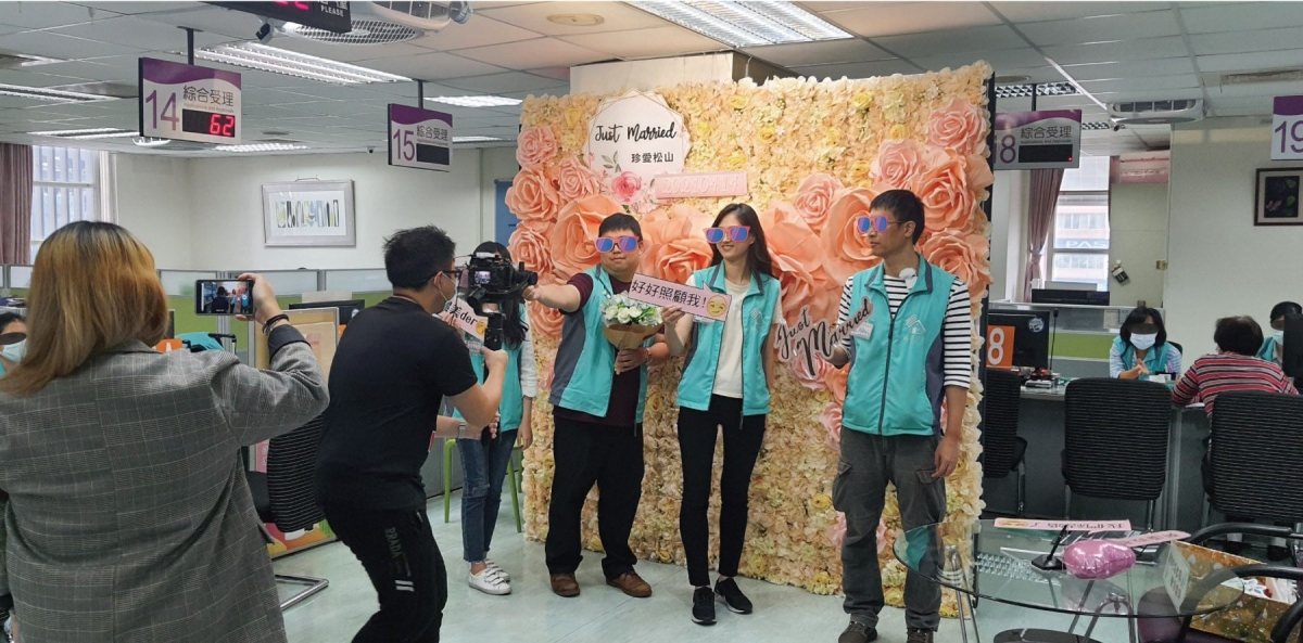 台北市松山區結婚背板，需要特別展開才有佈景