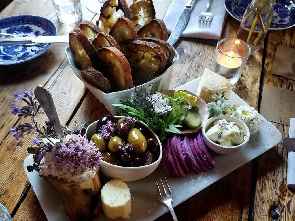 前菜端上的小零嘴盤就超豐富