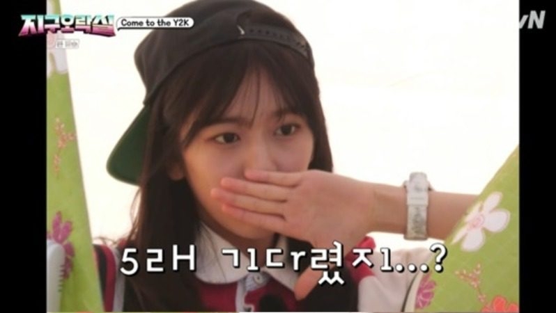 反手摀嘴拍照POSE