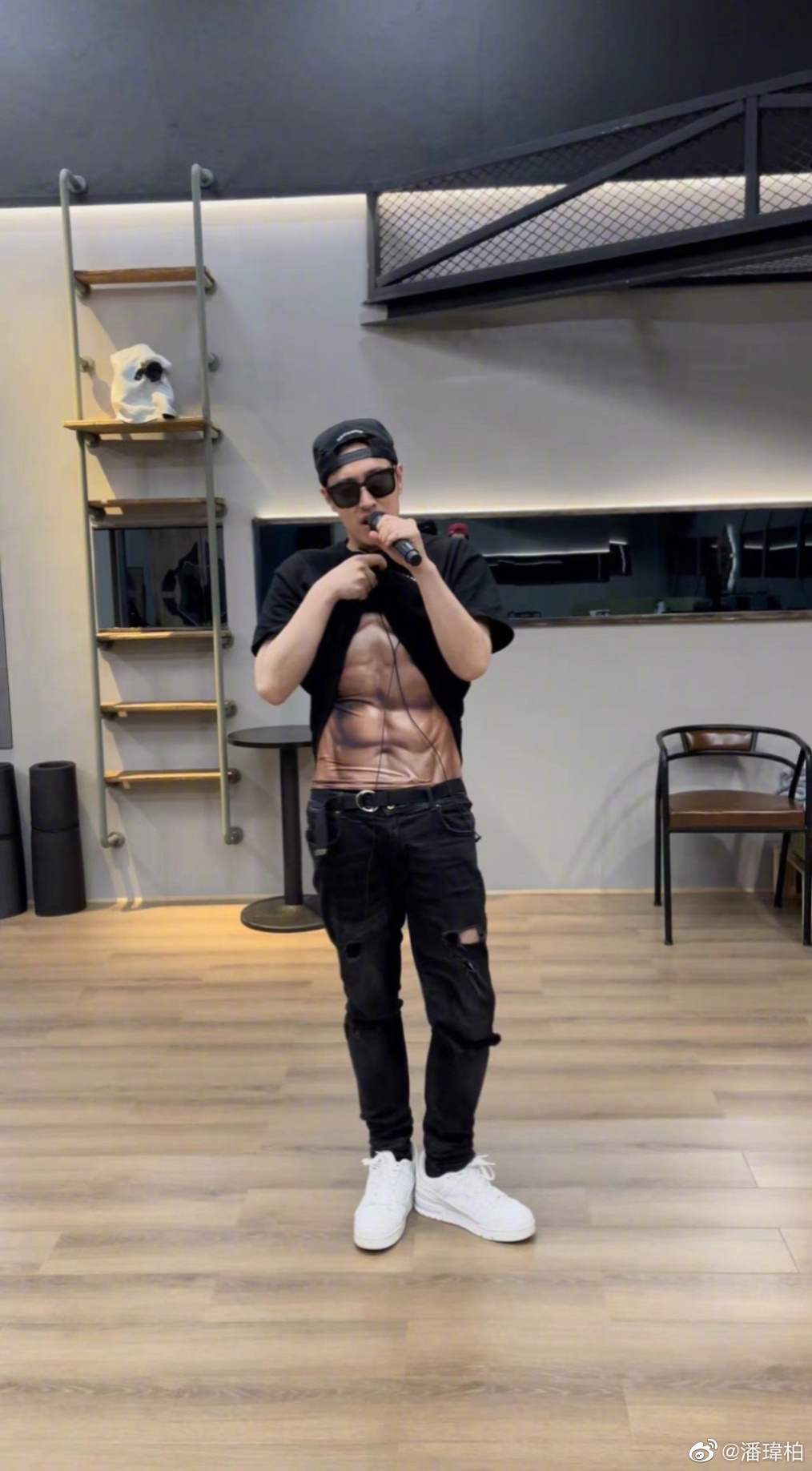 穿上假腹肌衣服逗樂網友