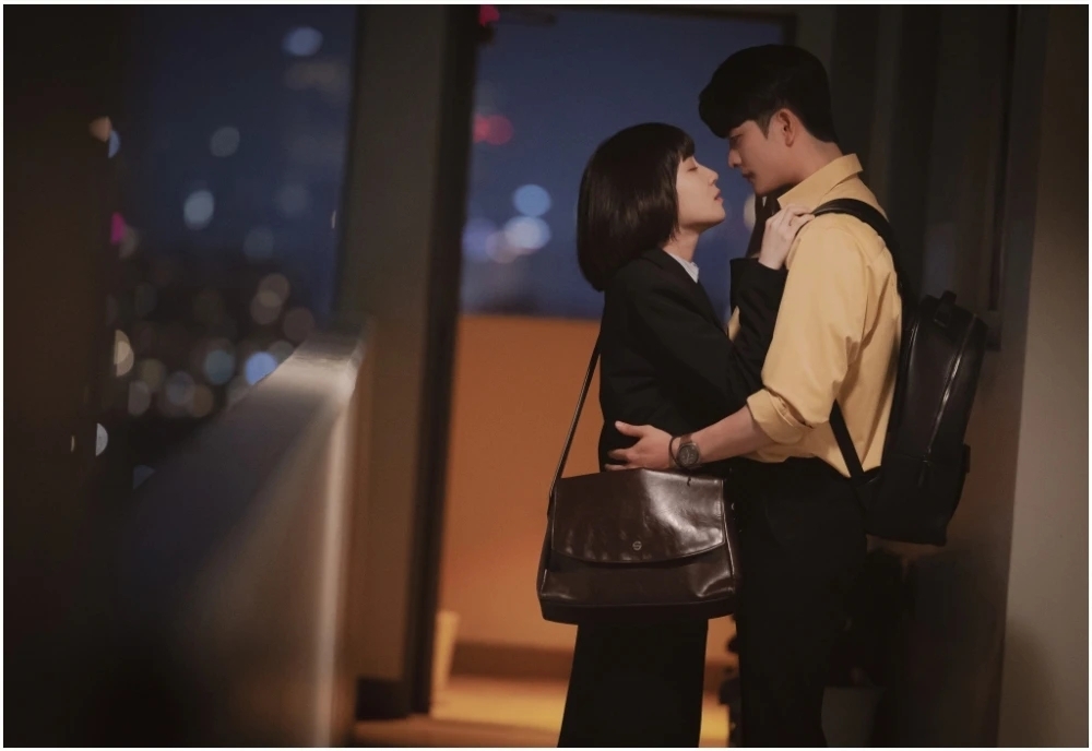英禑與濬浩迎來初吻 文章版權為 Kdaily 韓粉日常 所有,閱讀全文: https://thekdaily.com/article/175295/非常律師禹英禑-吻戲-花絮-姜泰伍-朴恩斌?utm_campaign=KDHK-Web-CopyContent&utm_source=KDHK&utm_medium=Web-CopyContent