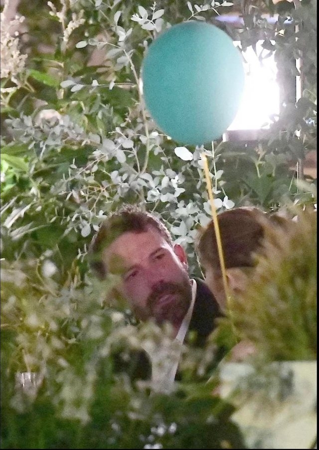 小班被拍到在蜜月期間大哭