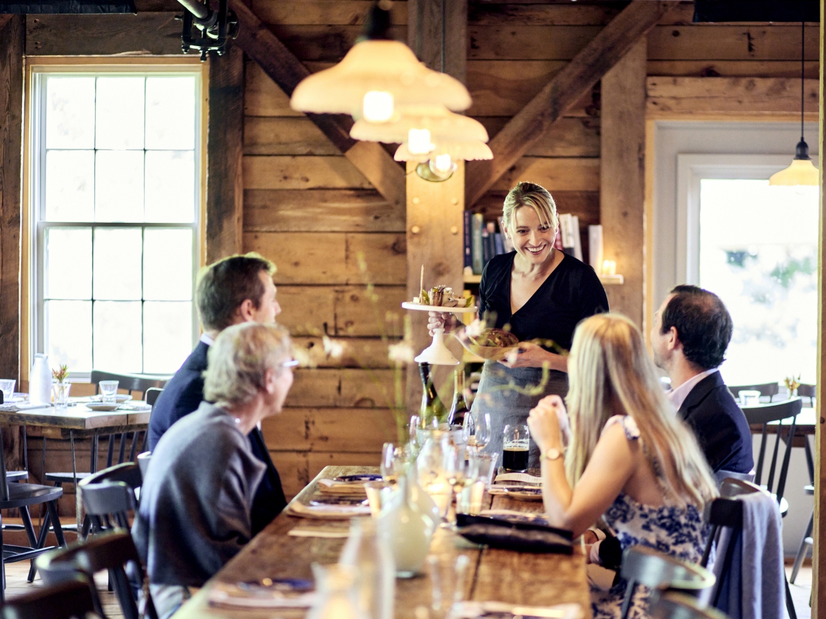 艾琳法蘭奇親自打造一種家庭風格的溫馨用餐氛圍