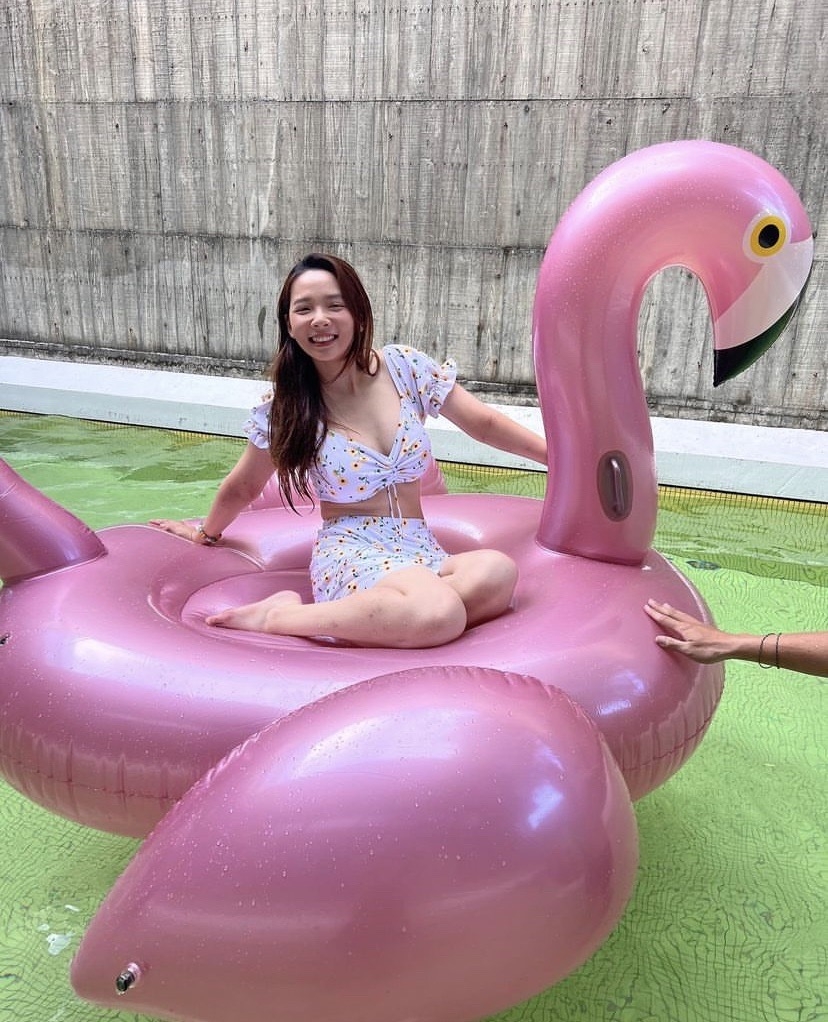 滴妹身穿低胸泳裝