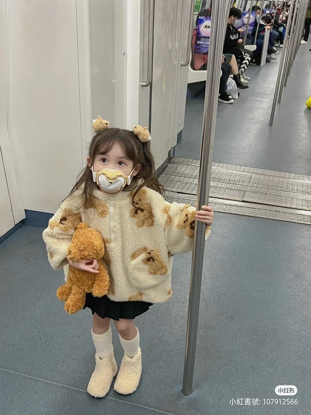 熊熊裝搭地鐵