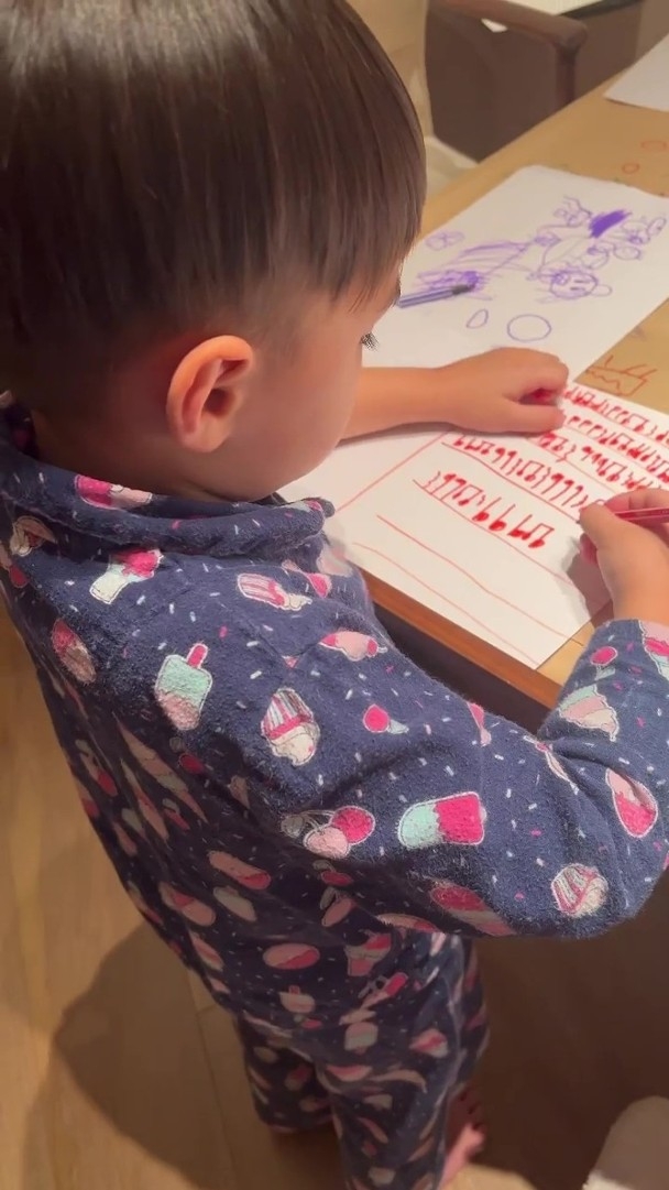 小小周四歲時居然自動畫出樂譜